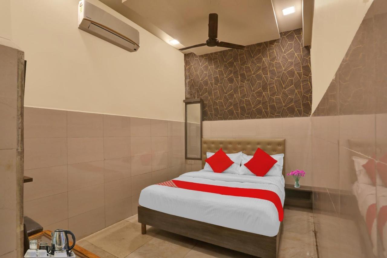 Hotel O Nandi Palace Lodging And Boarding Ulhāsnagar Extérieur photo