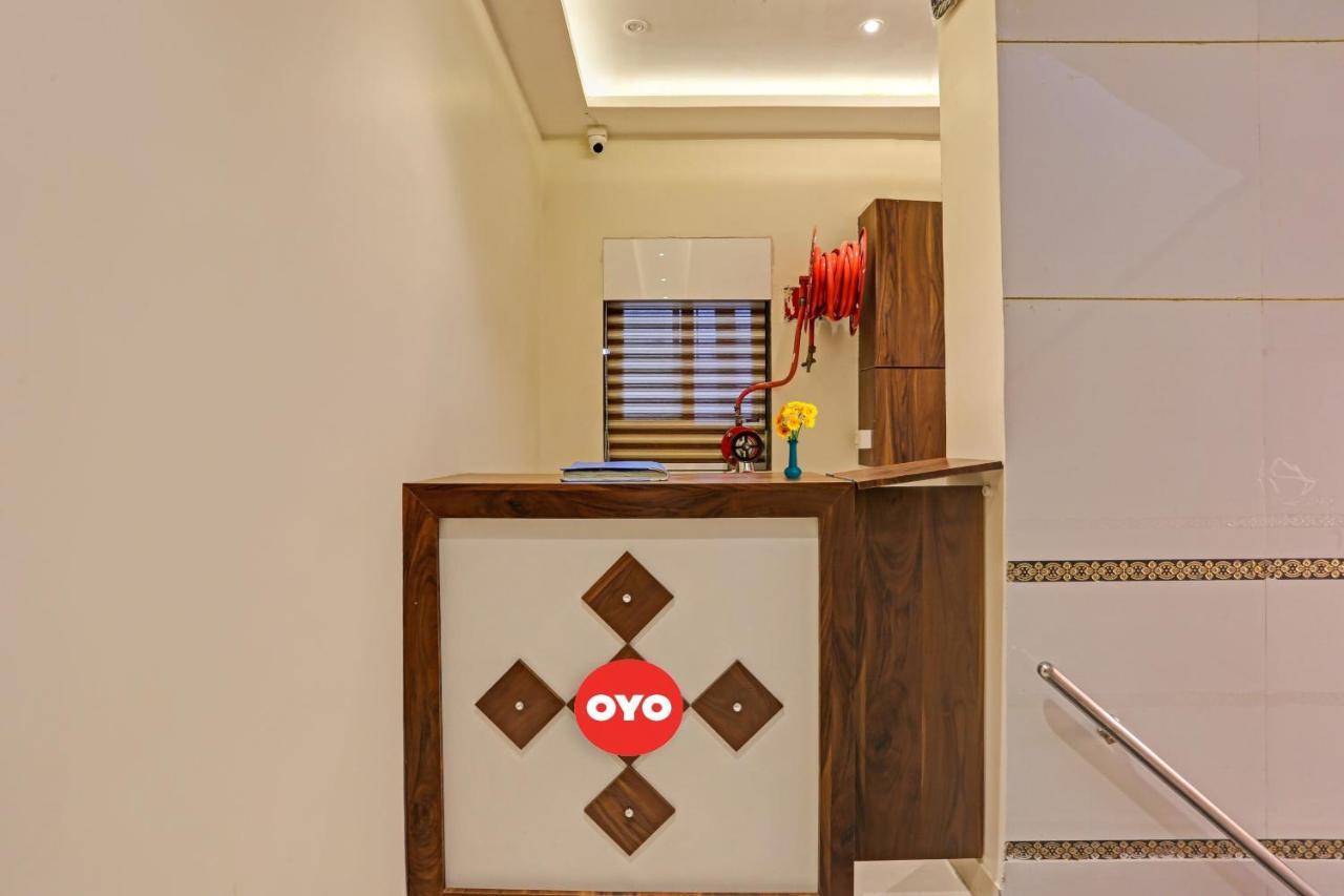 Hotel O Nandi Palace Lodging And Boarding Ulhāsnagar Extérieur photo