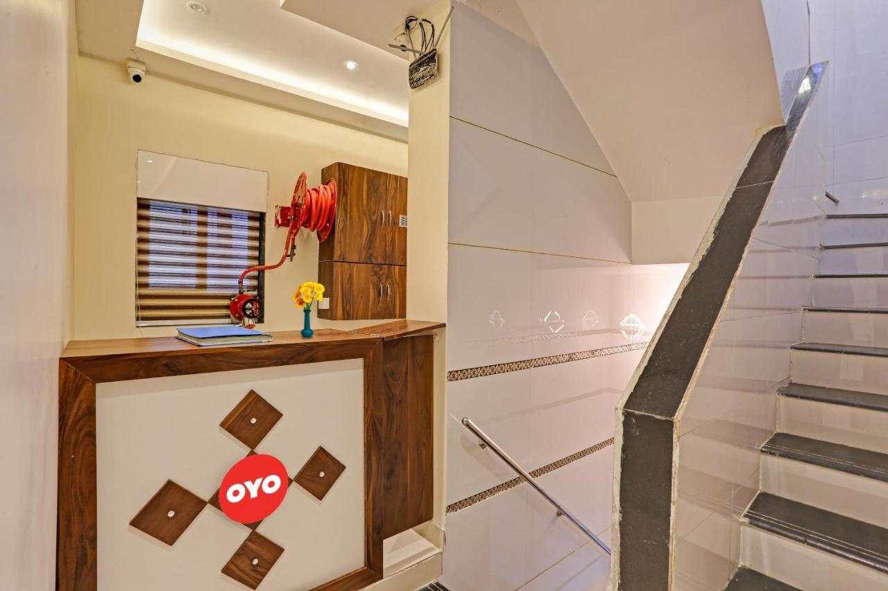 Hotel O Nandi Palace Lodging And Boarding Ulhāsnagar Extérieur photo