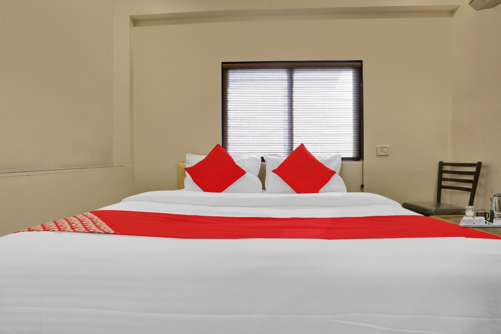 Hotel O Nandi Palace Lodging And Boarding Ulhāsnagar Extérieur photo