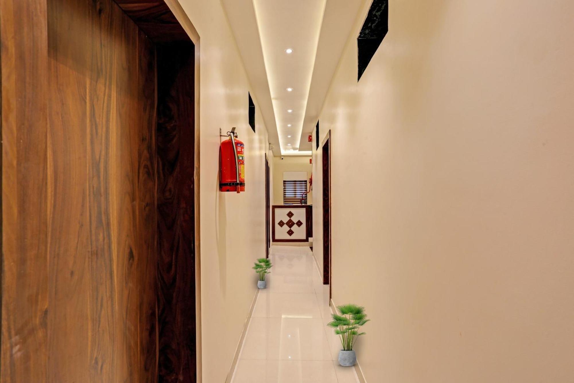 Hotel O Nandi Palace Lodging And Boarding Ulhāsnagar Extérieur photo