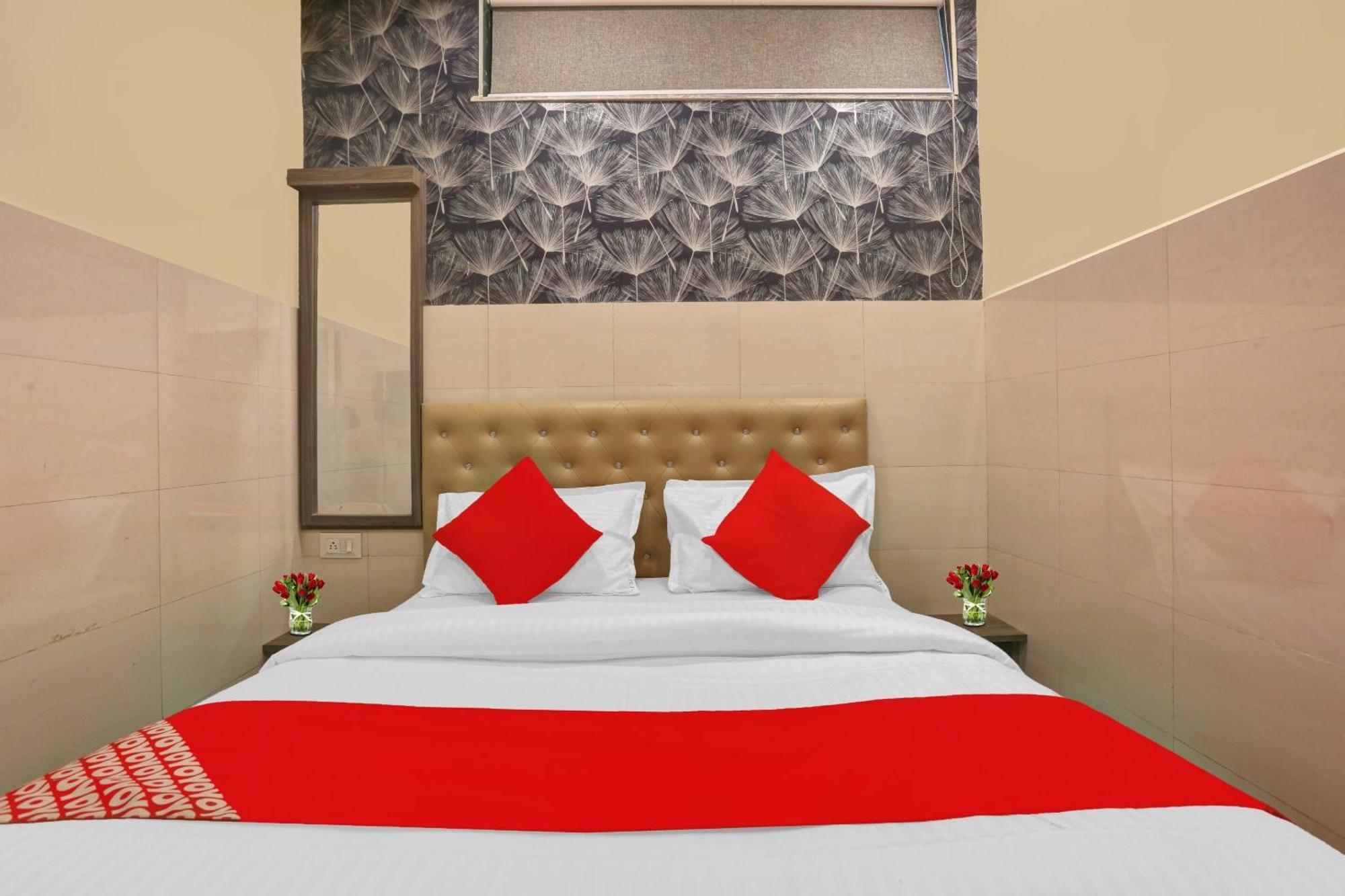 Hotel O Nandi Palace Lodging And Boarding Ulhāsnagar Extérieur photo