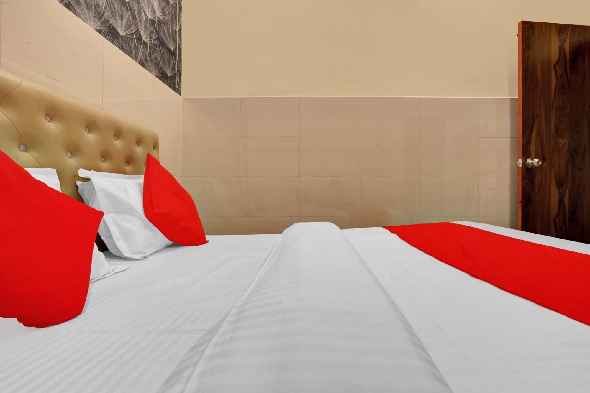 Hotel O Nandi Palace Lodging And Boarding Ulhāsnagar Extérieur photo