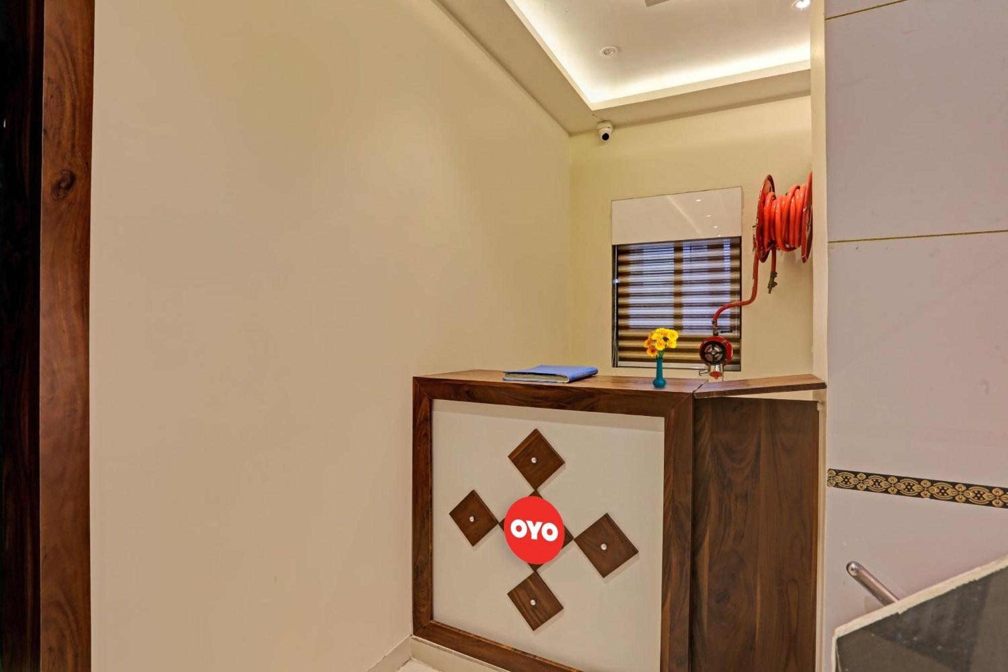 Hotel O Nandi Palace Lodging And Boarding Ulhāsnagar Extérieur photo