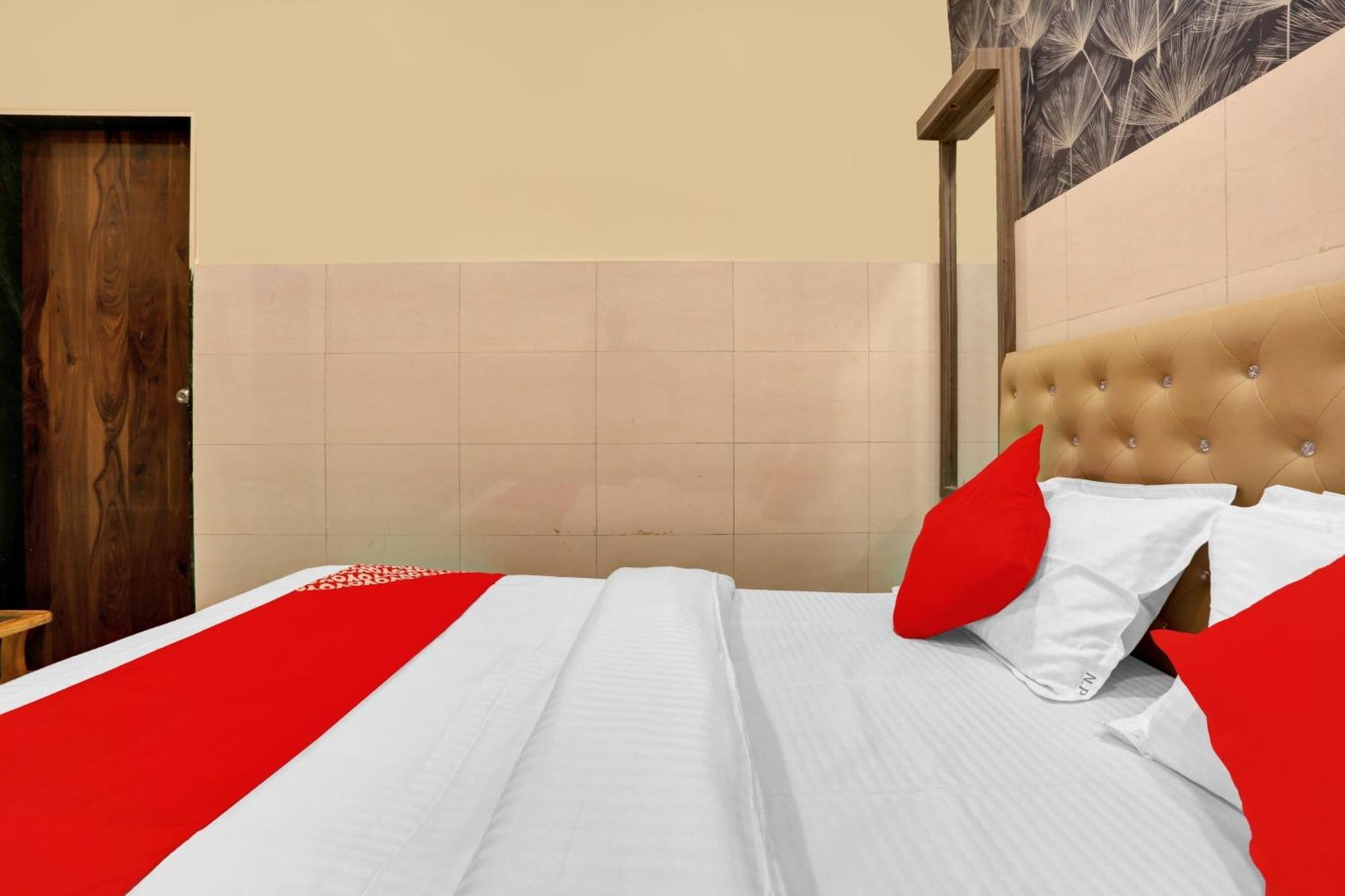 Hotel O Nandi Palace Lodging And Boarding Ulhāsnagar Extérieur photo