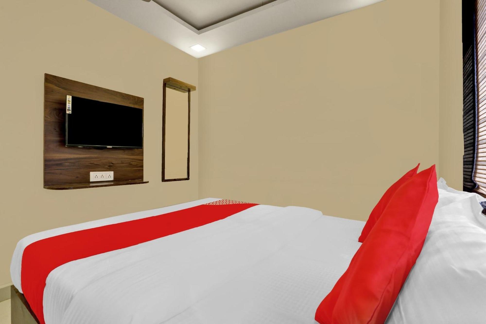 Hotel O Nandi Palace Lodging And Boarding Ulhāsnagar Extérieur photo