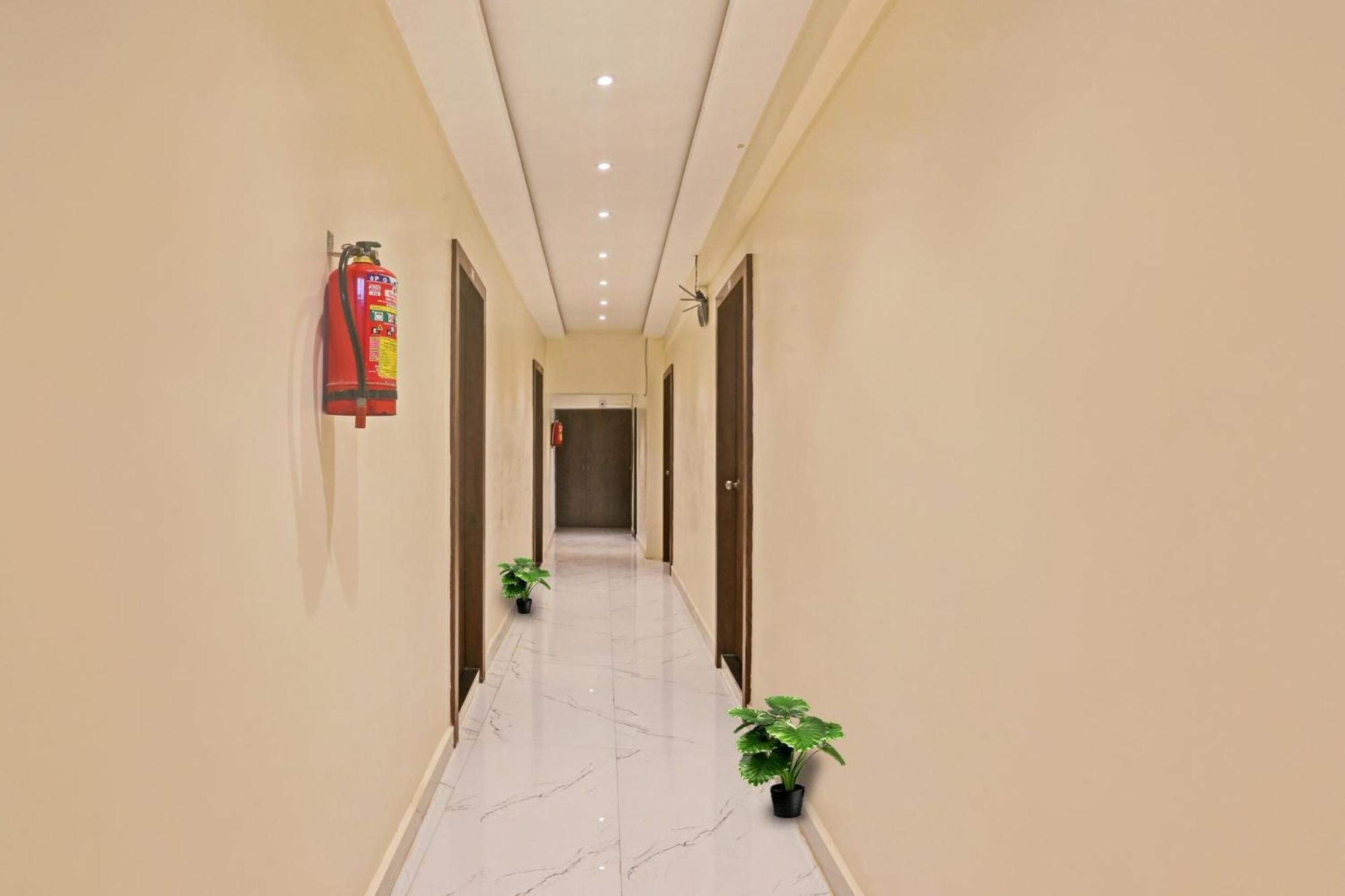 Hotel O Nandi Palace Lodging And Boarding Ulhāsnagar Extérieur photo