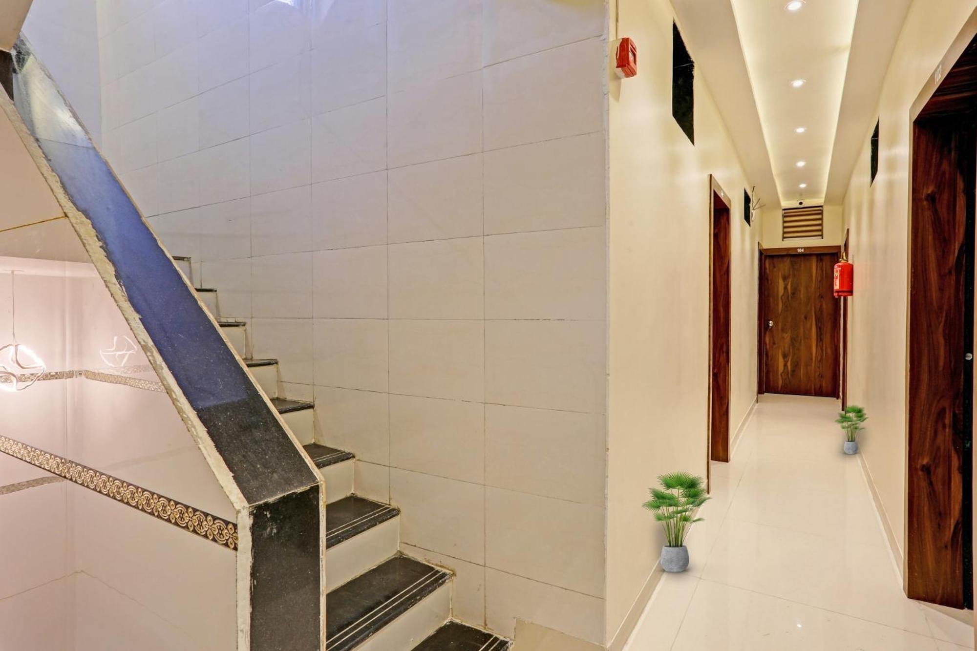 Hotel O Nandi Palace Lodging And Boarding Ulhāsnagar Extérieur photo