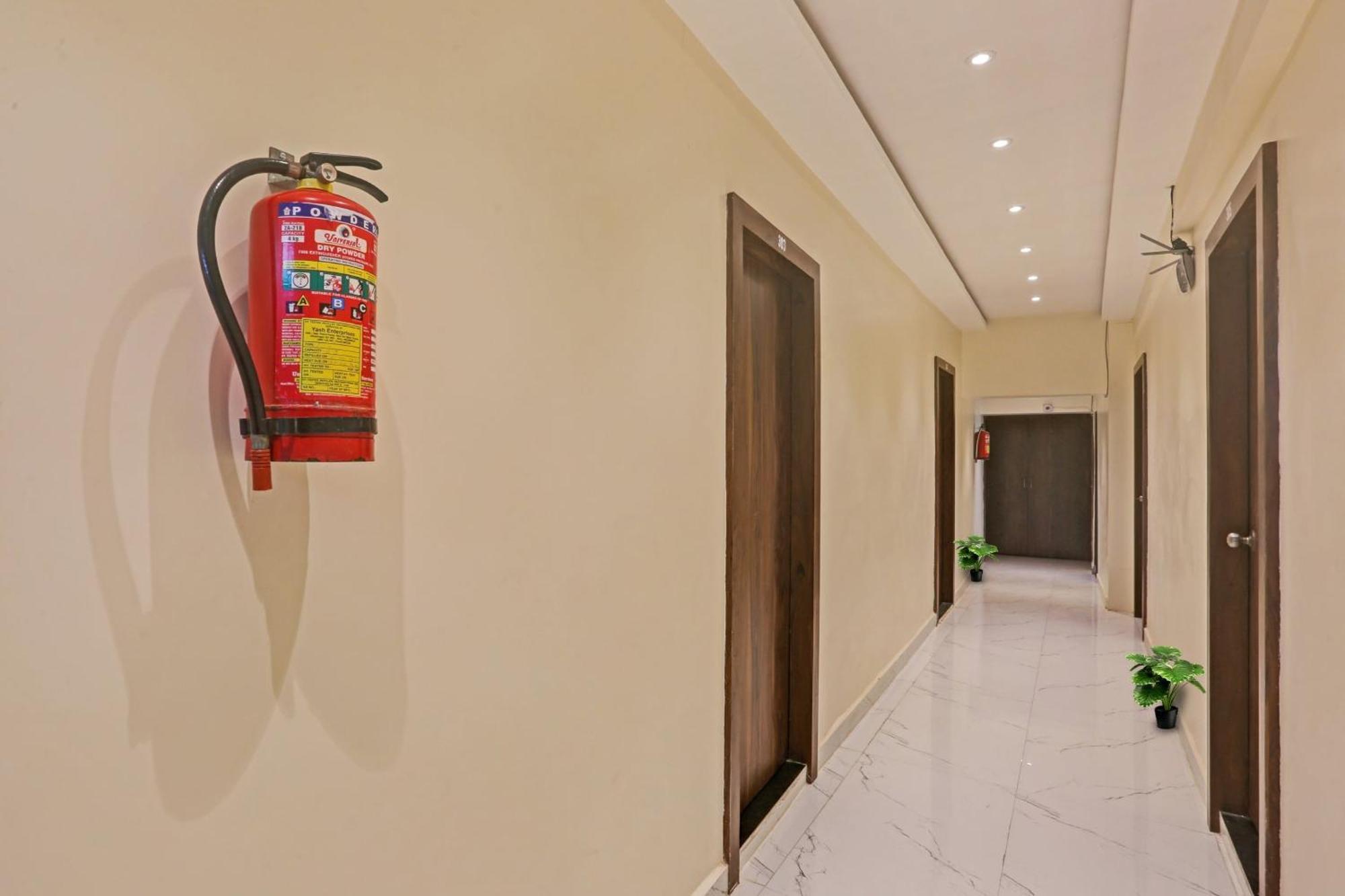 Hotel O Nandi Palace Lodging And Boarding Ulhāsnagar Extérieur photo