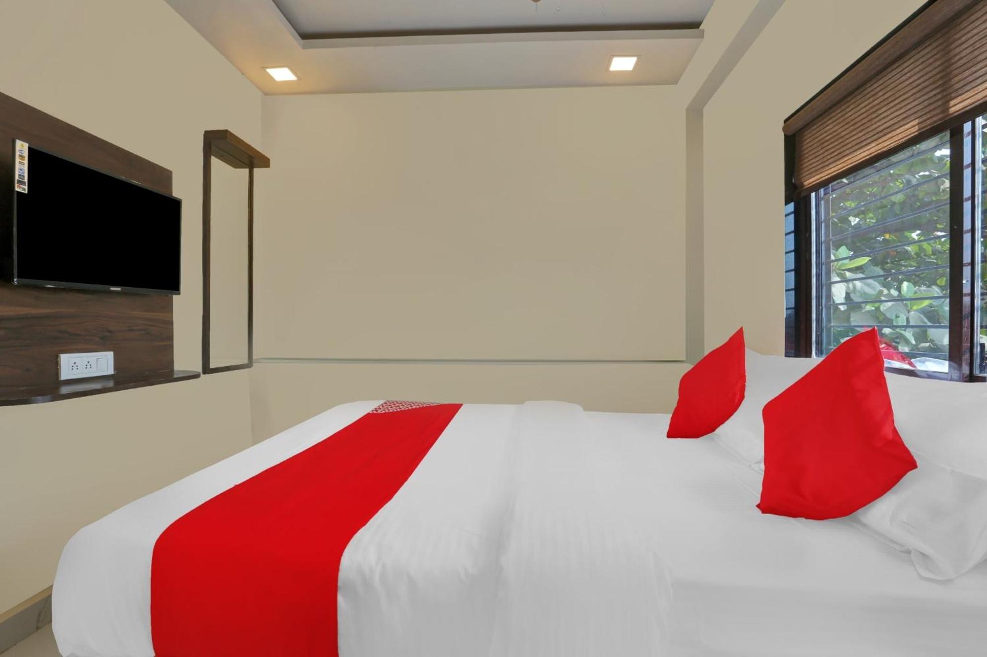 Hotel O Nandi Palace Lodging And Boarding Ulhāsnagar Extérieur photo